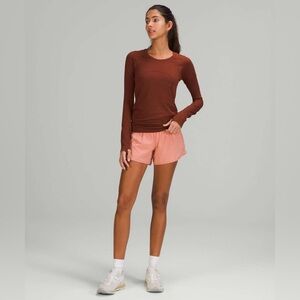 Lululemon Hotty Hot Low-Rise Lined Short 4"
Pink size 8 reflective drawstring